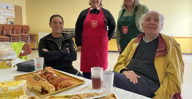 photo  marie-christine de guerdavid et anne cochin, bénévoles membre de l’ordre de malte, entourées d’emmanuel et jean-dominique, habitués du café du vendredi.  &copy;  le maine libre 