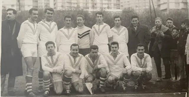 photo  en novembre 1961, le club sportif lionnais avait disputé un match à paris. debout (de gauche à droite) : michel brécheteau, marcel derouet, paul cochard, jean-pierre forestier, germain bouvet, jean-claude parpoué, jean-louis forestier, roland sourdrille. accroupis : lucien guérault, rémy jamet, jacky michel, rolan thibault, rené lasne.  &copy;  louis sauloup 