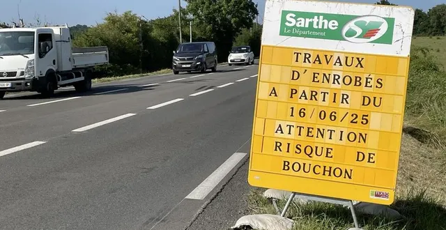 photo  des panneaux préviennent des risques de ralentissement sur la rd323.  &copy;  le maine libre 