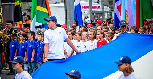 photo  les enfants ont entonné en chœur l’hymne national devant les pilotes et tout le public réuni dans les tribunes pour cette édition 2025 des 24 heures.  &copy;  le maine libre - yvon loue 