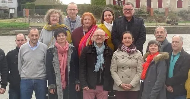 photo  le maire de cheffes marc dutruel (au centre), entouré de son conseil municipal, élu en 2020.  &copy;  co 