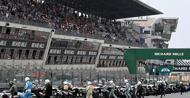 photo  le départ des pilotes en courant, c’est l’une des images fortes de le mans classic.  &copy;  marc ollivier / ouest-france 