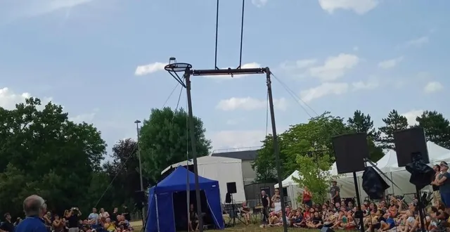 photo  l’acrobate avait enfilé des ailes d’ange, sans doute pour aider à sa performance.  &copy;  co 