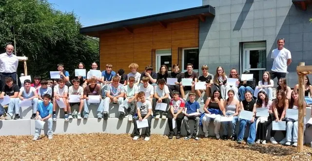 photo  les 3e, élèves du collège des fontaines, avec leur diplôme premiers secours citoyens.  &copy;  co 