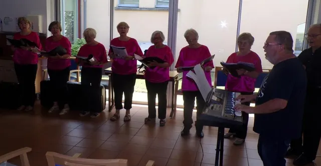 photo  la chorale georges brassens à la résidence du perquoi.  &copy;  le maine libre 