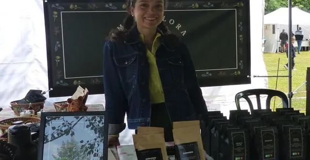 photo  alexandra chennevière sur son stand d’amaré flora.  &copy;  le maine libre 