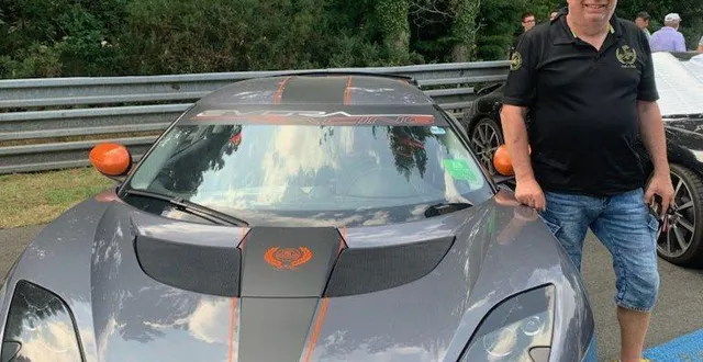 photo  pascal krol avec sa lotus evora  &copy;  le maine libre 