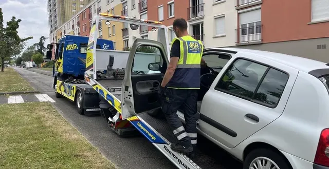 photo  fabien freslon, responsable chez abp 72, remorque une voiture accidentée.  &copy;  ouest-france 