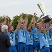 photo  la joie d’antoine bleicher et des joueurs de l’es écouves, vainqueurs de la coupe de l’orne, ce samedi 14 juin, à mortagne-au-perche. 