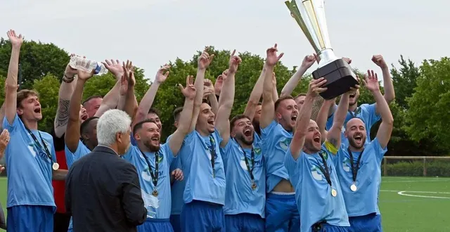photo  la joie d’antoine bleicher et des joueurs de l’es écouves, vainqueurs de la coupe de l’orne, ce samedi 14 juin, à mortagne-au-perche.  &copy;  joseph thouin 