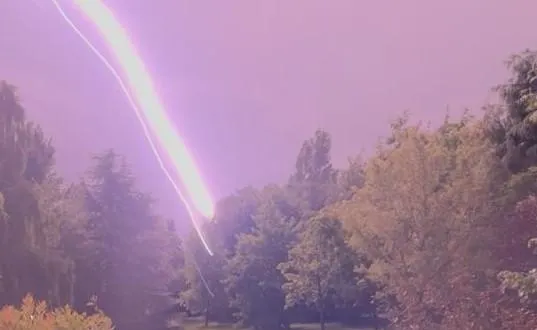 photo  un éclair parmi les 4 297 qui ont éclairé le ciel de l’eure, vendredi 13 juin 2025.  &copy;  collection privée 