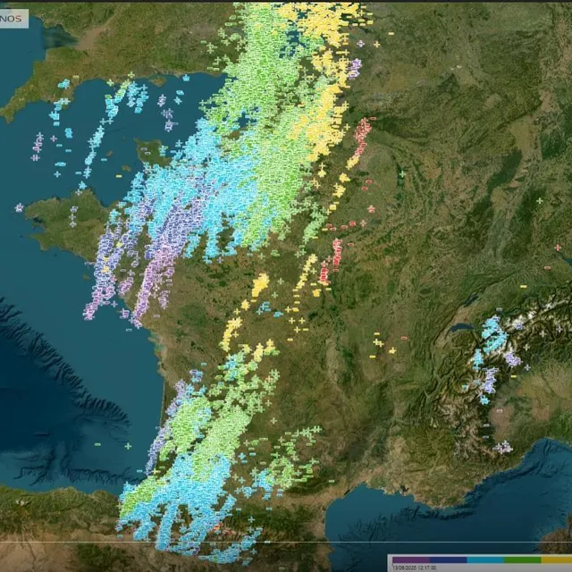 photo l’activité électrique nuage-sol a été intense vendredi 13 juin 2025.  ©  capture d’écran keraunos