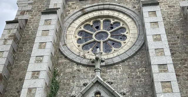 photo  les vitraux de l’église de chanu ont été brisés par l’orage du vendredi 13 juin 2025.  &copy;  ouest-france 