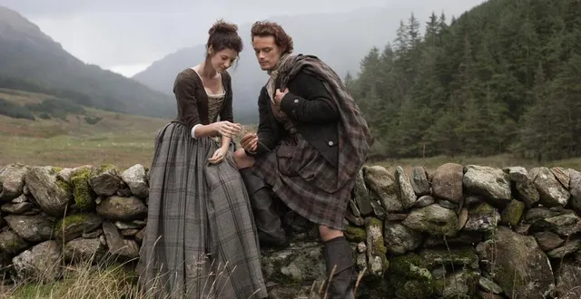 photo  caitriona balfe et sam heughan dans « outlander ».  &copy;  nick briggs / © 2014 sony pictures television 