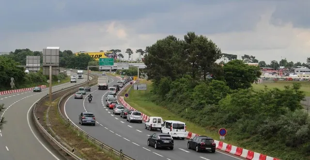 photo  attention aux bouchons ! des dizaines de milliers de spectateurs vont se rendre sur le circuit pour assister au grand départ de la 93e édition des 24 heures du mans.  &copy;  archives le maine libre 