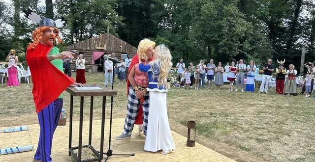 photo  à l’occasion du village gaulois mis en place par juigné animations, sylvie delahaye et pascal boucontet, renommés pour l’occasion sylvila et pascalix, se sont mariés devant le chef du village, abraracourcix, autrement dit le maire, daniel chevalier.  &copy;  le maine libre 