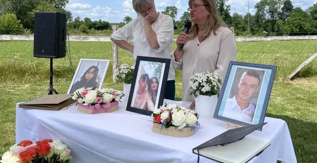 photo  les mères de florian loir et julie plier leur rendent hommage, devant leurs photos, sur les lieux de l’accident qui leur a coûté la vie à neauphe-sous-essai.  &copy;  ouest-france 