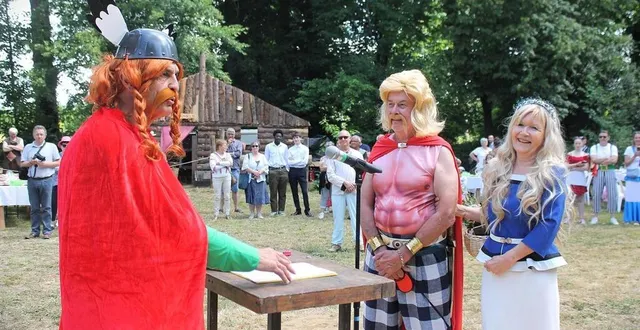 photo  daniel chevalier, le maire de juigné-sur-sarthe, déguisé en abraracourcix, a marié pascal boucontet, alias pascalix, et sa femme sylvie delahaye, alias sylvila, dimanche 15 juin 2025, lors du « festin gaulois » organisé par l’association juigné animations.  &copy;  ouest-france 