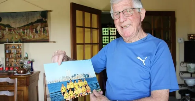 photo  guy milin avec la photo des joggeurs qui avaient participé, le 7 novembre 1999, au marathon de new york, l’un des souvenirs les plus marquants de sa présidence.  &copy;  ouest-france 