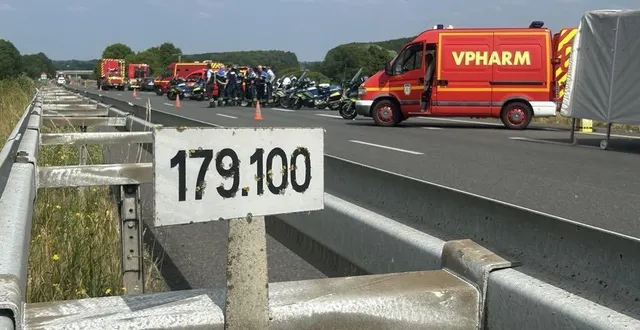 photo  l’autocar s’est couché dans un fossé à hauteur du kilomètre 179, sur l’autoroute a81 dans le sens laval - le mans ce vendredi 13 juin 2025. quatre personnes sont décédées.  &copy;  le maine libre 