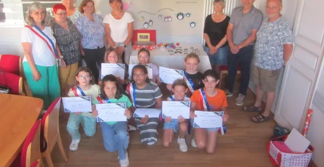 photo  les huit enfants qui terminent leur deuxième et dernière année de mandat au conseil municipal des enfants présentent le diplôme qu’ils ont reçu jeudi,entourés de leurs encadrantes, à gauche, et des représentants de l’association elosia.  &copy;  ouest-france 