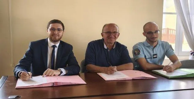 photo  quentin spooner, régis bourneuf et le lieutenant rouadi.  &copy;  le maine libre 