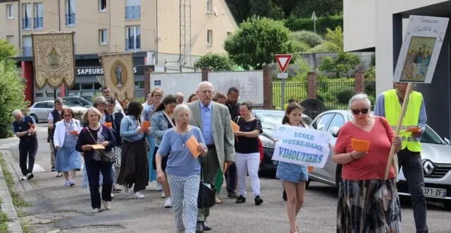 photo  une procession s’est déroulée dans les rues de la ville avant la messe solennelle, en l’église notre-dame.  &copy;  ouest-france 