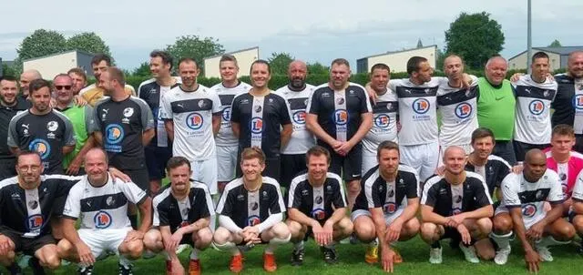 photo  avant le match, les anciens de la jeunesse fertoise bagnoles en noir et des anciens joueurs d’autres clubs ornais en blanc.  &copy;  ouest-france 