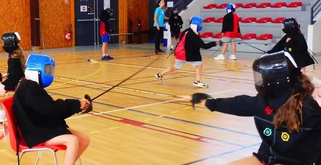 photo  des élèves de l’école d’andard découvrent la para-escrime à la salle jean-cherré de brain.  &copy;  co. 