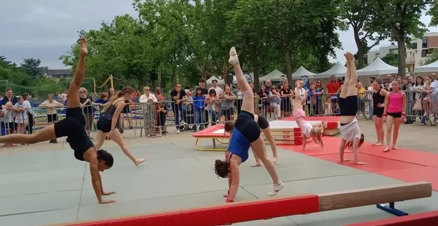 photo  démonstration de gym dans le cadre de faites du sport.  &copy;  co 