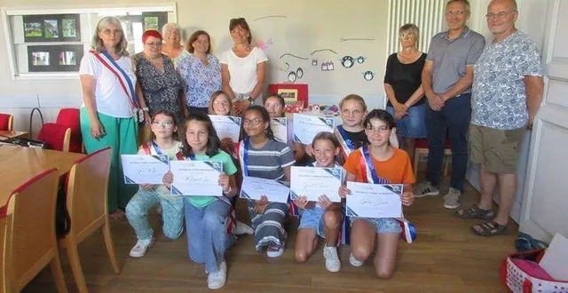 photo  les membres du conseil municipal des enfants sont fiers de leur diplôme. au fond, à gauche, élus et intervenants du cme et, à droite, les représentants de l’association elosia qui ont reçu des mobiles (que l’on voit accrochés au mur) à l’attention des enfants malades.  &copy;  co 