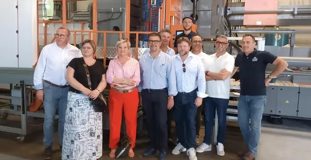 photo  au premier plan, mickaël morin, président de la société dmps, et stéphane manguin, directeur du pôle plasturgie, en compagnie de chefs d’entreprise. en arrière-plan, quentin richard, chargé de la mise au point de la presse.   &copy;  ouest-france 