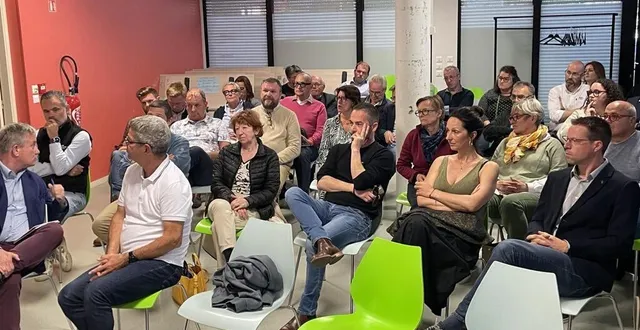 photo  lors de la présentation du projet aldi le mois dernier, en présence du maire et d’autres élus, de commerçants, du promoteur immobilier, et de représentants de la fédération commerciale, artisanale et industrielle (fcai).  &copy;  ouest-france 