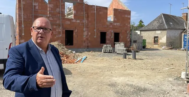 photo  jean-françois zalesny sur le dernier chantier de sa mandature : la construction des 18 logements des cordeliers, au cœur du village, avec sarthe habitat.  &copy;  le maine libre 