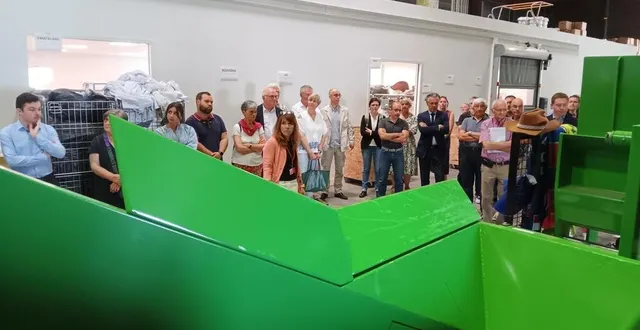 photo  stéphanie ruau, directrice de ce nouveau site, au centre, avec les élus, les administrateurs, les bénévoles et les invités, lors de l’inauguration, jeudi.  &copy;  ouest-france 