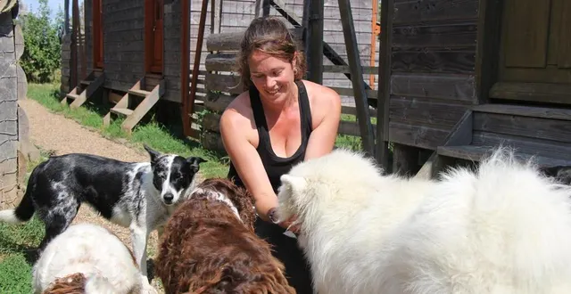 photo  éducatrice canine, julie trotin sera présente aux portes ouvertes du refuge des crins verts de bazouges-cré-sur-loir (sarthe), ce dimanche 22 juin 2025, pour animer des ateliers pratiques sur la relation homme - chien.  &copy;  ouest-france 