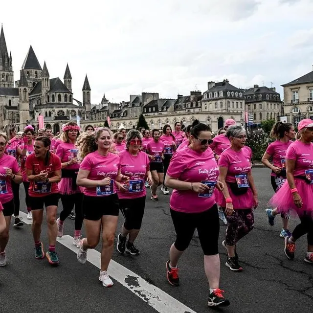 photo 10 000 t-shirts roses dans les rues de caen, samedi, pour la rochambelle !  ©  martin roche / ouest-france