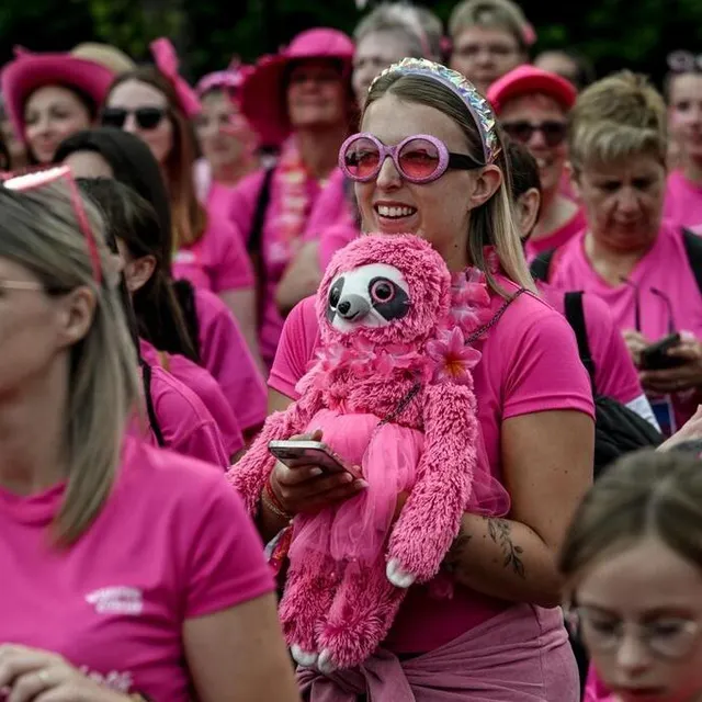 photo avec de l’humour pour bon nombre de participantes, 10 000 femmes se sont élancées pour parcourir 6 km ou 3 km au profit de la lutte contre le cancer.  ©  martin roche / ouest-france