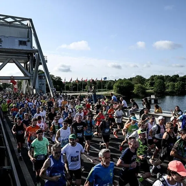 photo ce dimanche, a été donné le départ du semi-marathon depuis le pont pegasus bridge à bénouville.  ©  martin roche / ouest-france