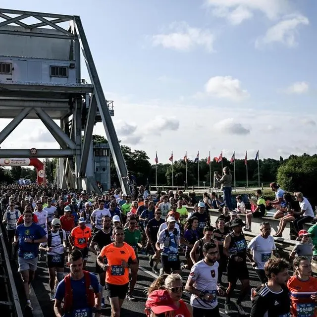 photo ce dimanche, a été donné le départ du semi-marathon depuis le pont pegasus bridge à bénouville.  ©  martin roche / ouest-france