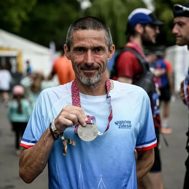 photo le coutançais eric lebouvier, bientôt 60 ans, a terminé son 150e marathon à caen, ce dimanche.  ©  martin roche / ouest-france