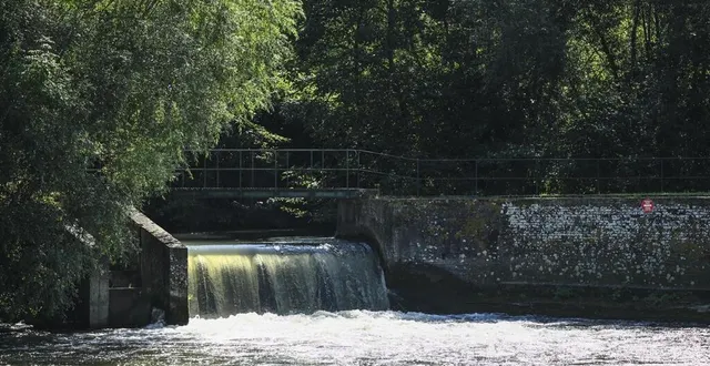 photo  après une fuite importante au niveau du vérin hydraulique, la navigation a été totalement interdite autour du barrage d’avezé ce 16 juin 2025.  &copy;  photo le maine libre denis lambert 