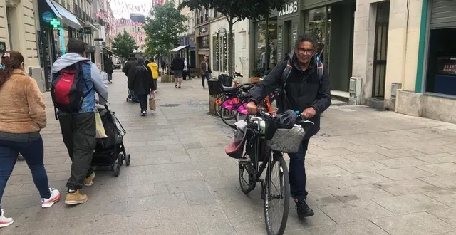 photo  à compter du samedi 21 juin 2025, chaque samedi, de 11 h à 23 h, cyclistes et utilisateurs de trottinettes devront mettre pied à terre pour traverser le centre-ville piétonnier, comme ici, rue de bolton.  &copy;  ouest-france 