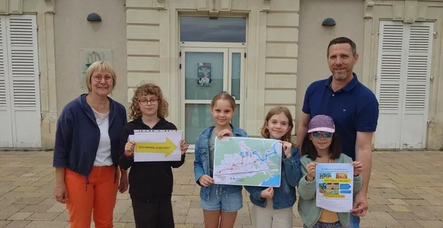photo  le conseil municipal des enfants présente le parcours prévu et l’affiche créée à l’occasion de vélo school.  &copy;  co 
