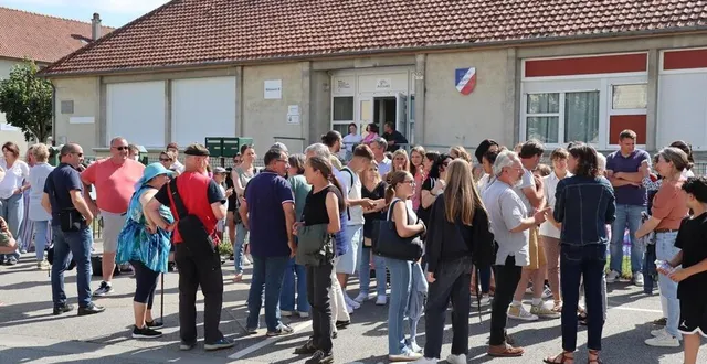 photo  une centaine de parents, d’élèves, de personnels et quelques élus se sont réunis en soutien au collège françois-truffaut d’argentan lundi 16 juin.  &copy;  ouest-france 