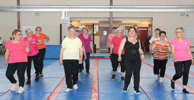 photo  sarah le brazidec avec son groupe senior se métamorphosant sur la musique des spice girls.  &copy;  ouest-france 