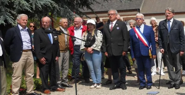 photo  avec laurent marting, vice-président du conseil départemental ; gérard préel, maire de planches, et patrick fleury, président de l’amicale intercommunale des anciens combattants.  &copy;  ouest-france 