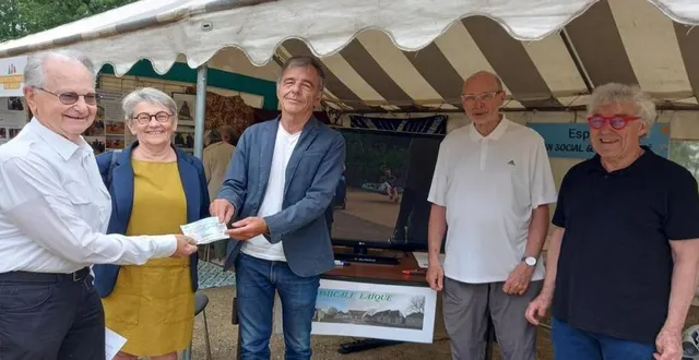 photo  pendant les ranc’arts, samedi 14 juin, l’amicale laïque représentée par andré riera, président, gilles dosières et jean-louis brard, du jazz-band de l’amicale, a remis le chèque de 800 € au secours populaire, représenté par ludovic cadeau, secrétaire général, et dominique trinit, adjointe.  &copy;  ouest-france 