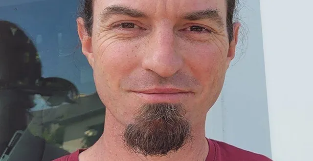 photo  charles morisse devant sa camionnette de chantier au nom de son entreprise bois & services.  &copy;  ouest-france 