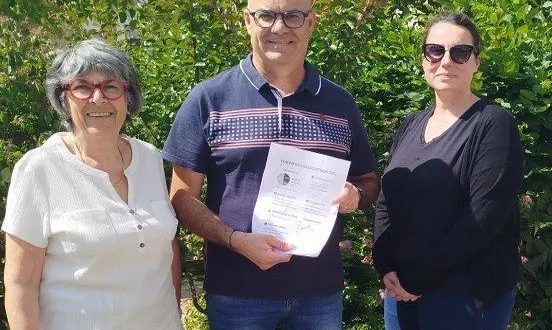photo  la maire de chalonnes-sur-loire, marie madeleine monnier ; richard viau,adjoint aux sports et au jumelage ; et charline bricard, service communication.  &copy;  ouest-france 